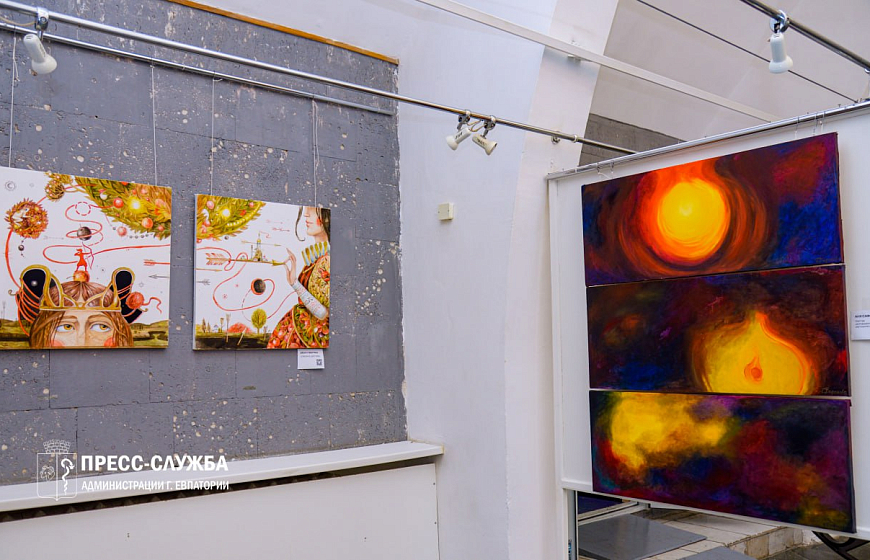 В галерее актуального искусства «Ха-Ра-Шо» открылась выставка участников арт-резиденции «Берег» под названием «Траектория случайностей»